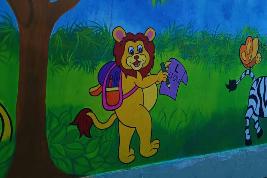 ব্যাগ কাঁধে স্কুলের পথে জঙ্গলের রাজা