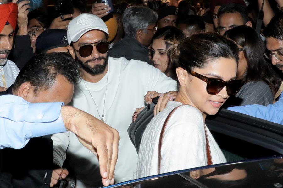 Ranveer Singh Holds Deepika Padukone Close in FIRST Appearance After Announcing Pregnancy