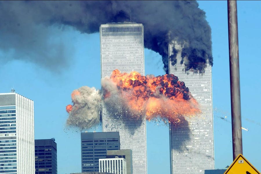 অনুরাগীদের দাবি, আমেরিকার ‘টুইন টাওয়ার’ বিপর্যয়ের ভবিষ্যদ্বাণীও করেছিল ‘সিম্পসন’ শো। ১৯৯৭ সালের একটি পর্বে শোয়ের একটি চরিত্রকে একটি সংবাদপত্র পড়তে দেখা যায়। 