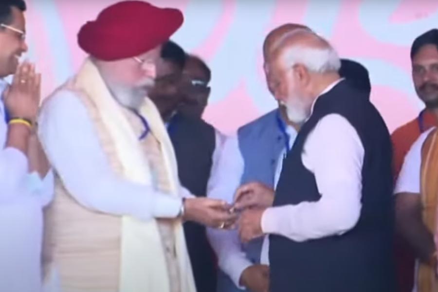 মোদীকে লজেন্স দিচ্ছেন অহলুওয়ালিয়া।