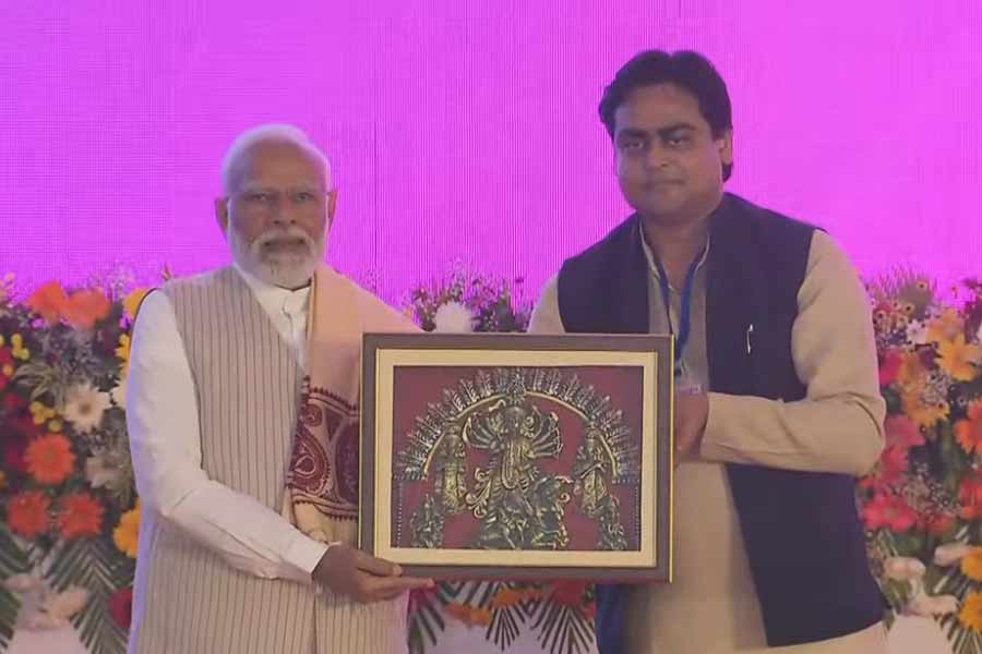 প্রধানমন্ত্রী নরেন্দ্র মোদী এবং সাংসদ শান্তনু ঠাকুর।