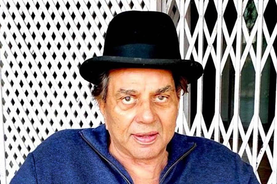 Dharmendra deol Pleads god to mercy on midnight fans worried about his health