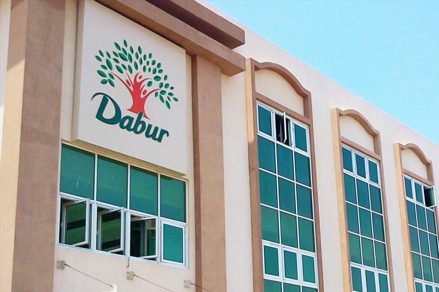 যেমন ভাবা, তেমন কাজ। প্রবাসী ভারতীয় হিসাবে ডাবর সংস্থার ১০০টি শেয়ার কিনে নেন তিনি।