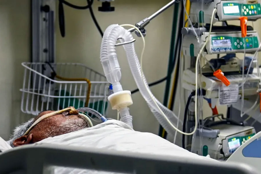 ভাইরাসজনিত অসুস্থতার কারণে বিলাকত শয্যাশায়ী হয়ে পড়েন। প্রাণে বাঁচলেও আংশিক পক্ষাঘাত হয় তাঁর। জীবন কাটছিল বিছানায় শুয়ে। জমানো টাকা প্রায় ফুরিয়ে আসছিল।