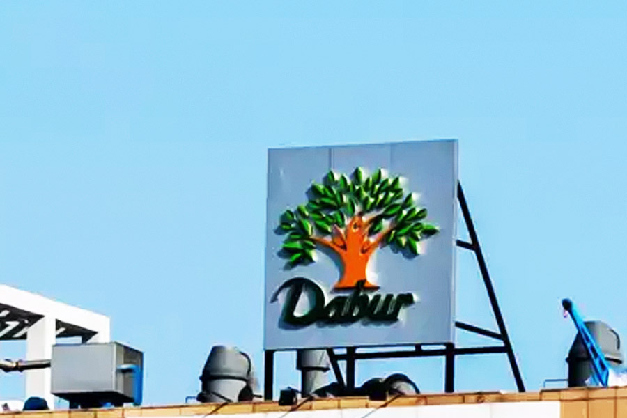 এমন সময় নিজের কাছে থাকা ডাবরের শেয়ারগুলির কথা মনে পড়ে বিলাকতের। ঠিক করেন শেয়ারগুলি নিয়ে সংস্থার দ্বারস্থ হবেন তিনি।