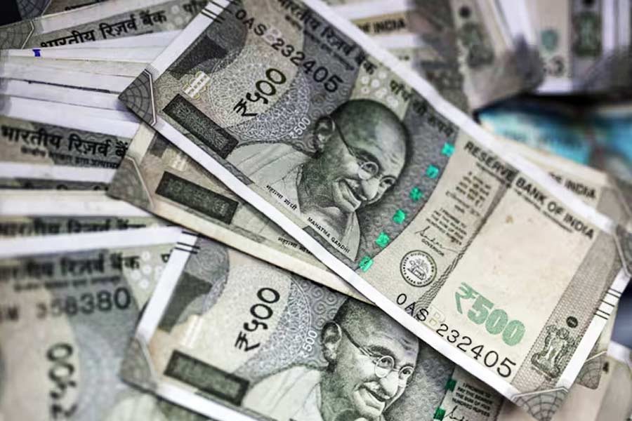 এর পর বিকাশের সংস্থা বিলাকতের হয়ে এ দরজা ও দরজা ঘুরে আরও কয়েকটি নথি জোগাড় করে। অবশেষে জয় হয় বিলাকতের। শেয়ারের মূল্য এবং বাকি থাকা লভ্যাংশ অনুয়ায়ী ৪০ লাখ টাকা তাঁর ‘ডিম্যাট অ্যাকাউন্টে’ পাঠানো হয়।