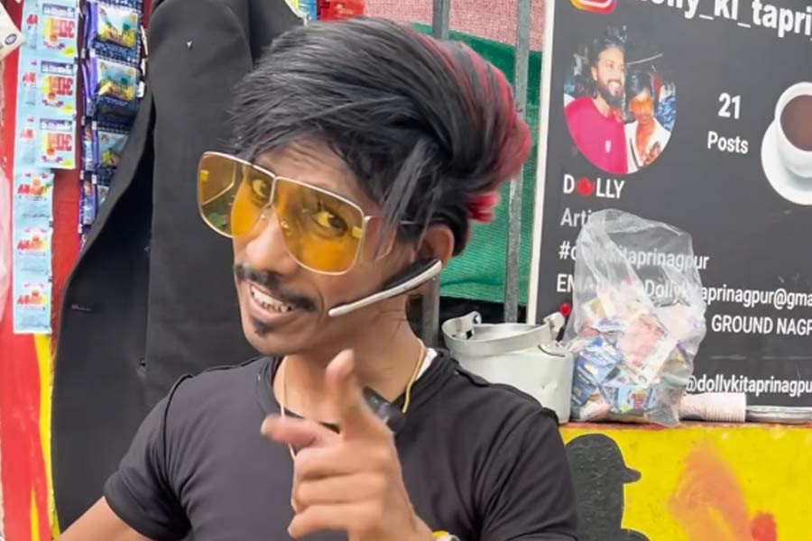 মহারাষ্ট্রের নাগপুরে রবীন্দ্রনাথ ঠাকুর মার্গে ডলির ছোট্ট চায়ের দোকান। রাস্তার একদম ধারে। নাম, ‘ডলি কি টাপরি’।