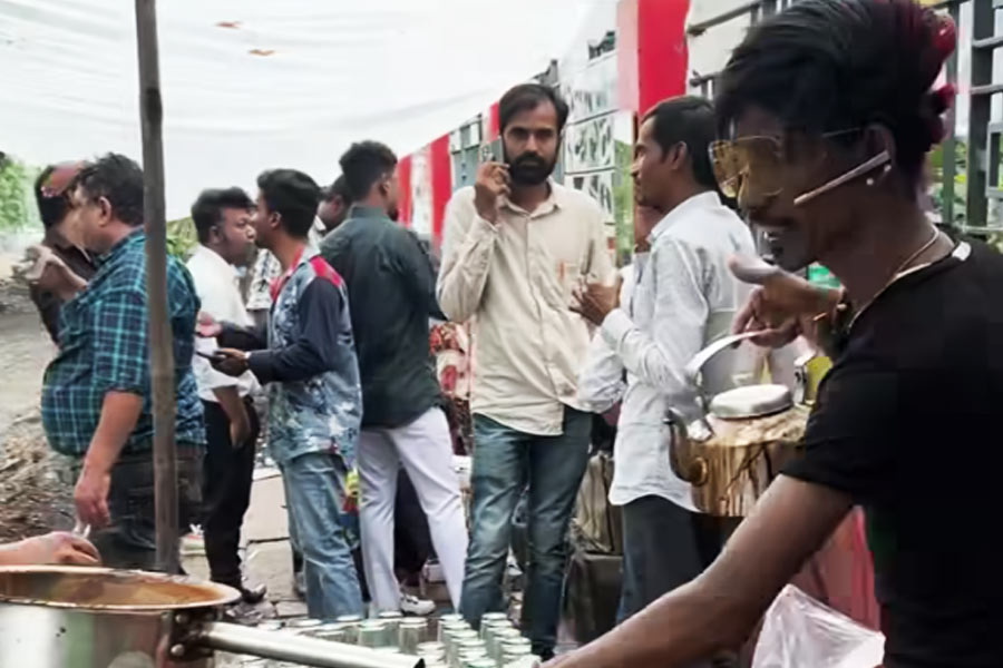 অনেকে আবার ছিপছিপে চেহারার ডলির রকমারি চশমা এবং কাণ্ডকারখানা দেখার জন্য তাঁর দোকানের কাছে ভিড় জমাতেন। অনেকে আবার ভিড় জমাতেন ডলির চুলের বাহার দেখার জন্য।