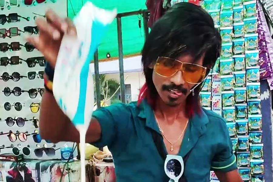 চা তৈরি, বিক্রি, গ্রাহকের সিগারেটে আগুন ধরানো— সব ক্ষেত্রেই অনন্য ডলির স্টাইল।