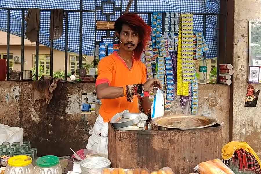 মাথার উপর দুধের প্যাকেট তুলে নিয়ে সেখান থেকেই পাত্র লক্ষ্য করে দুধ ঢালেন তিনি। মাঝেমধ্যে দুধ ঢালার সময় তাঁর জিভ সাপের মতো বেরিয়ে আসে।