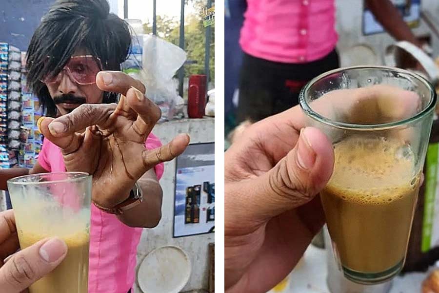 চা তৈরির পর হাতে করে কাপ ঘুরিয়ে তার পর তাতে চা পরিবেশন করেন ডলি। কখনও চা রাখার কেটলি থেকে সরাসরি চা ঢেলে দেন গ্রাহকদের মুখে। মিহি গলায় গ্রাহকদের সঙ্গে ক্রমাগত কথাও বলে যান।