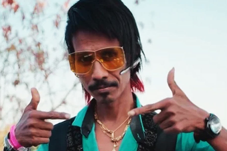 প্রথম প্রথম ডলির ‘কীর্তিকলাপ’ রেকর্ড করে সমাজমাধ্যমে পোস্ট করতেন তাঁর গ্রাহকেরাই। কিন্তু জনপ্রিয়তা পেয়ে নিজেই বিভিন্ন সমাজমাধ্যমে অ্যাকাউন্ট খুলে ভিডিয়ো আপলোড করতে থাকেন ডলি।