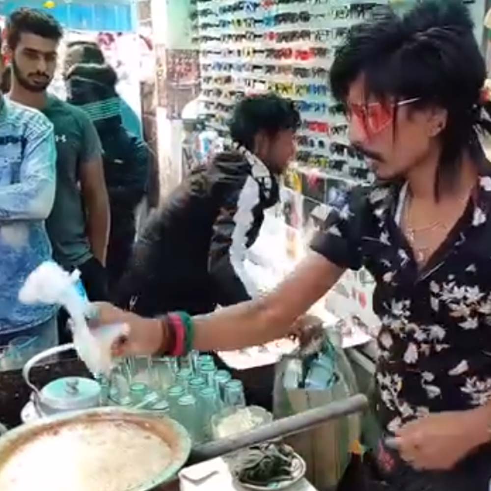 বর্তমানে ইনস্টাগ্রামে ডলির অনুগামীর সংখ্যা প্রায় ১২ হাজার। সেই ডলির দোকানে এসেই চা খেয়ে ভিডিয়ো করে গেলেন গেটস। ভিডিয়োতে দেখা গিয়েছে ‘ডলি চাওয়ালার’ ঠেলার সামনে দাঁড়িয়ে বিল গেটস ডলির হাতে বানানো চা খাচ্ছেন।