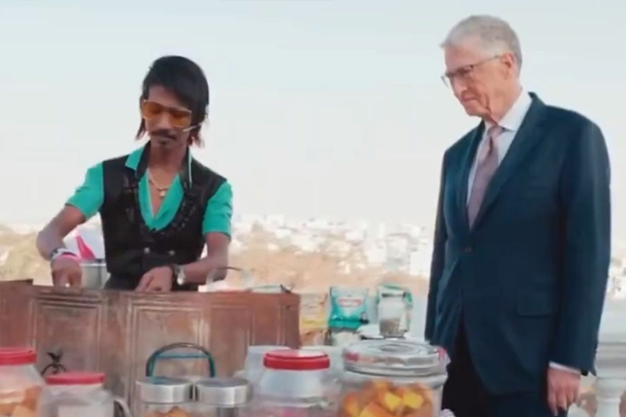  বিলের হাবভাব দেখে স্পষ্ট যে, তিনি সেই চা উপভোগ করেছেন। বিল বলেন, ‘‘ভারতে আপনি যেখানেই ঘুরবেন সেখানেই আপনি কিছু নতুনত্ব খুঁজে পেতে পারেন। এমনকি, এক কাপ চা তৈরিতেও কত কায়দা দেখলাম। সত্যিই অভিনব।’’