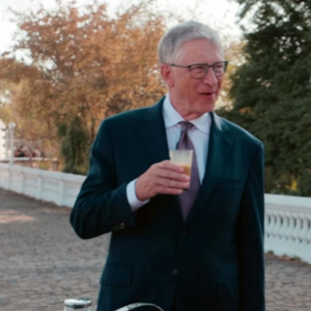 নগরীর সদর এলাকায় পুরনো ভিসিএ স্টেডিয়ামের পাশেই ডলির চায়ের দোকান। চায়ের কাপে চুমুক দিয়ে ডলির সঙ্গে ছবিও তোলেন বিল গেটস।