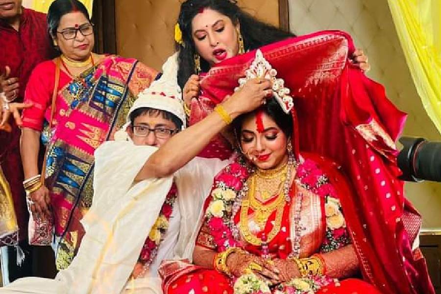 Actor Kanchan mallick and sreemoyee chattaraj got married
