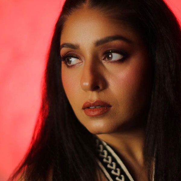 Know all about the Indian playback singer Sunidhi Chauhan including her personal life and career