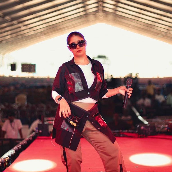 Know all about the Indian playback singer Sunidhi Chauhan including her personal life and career