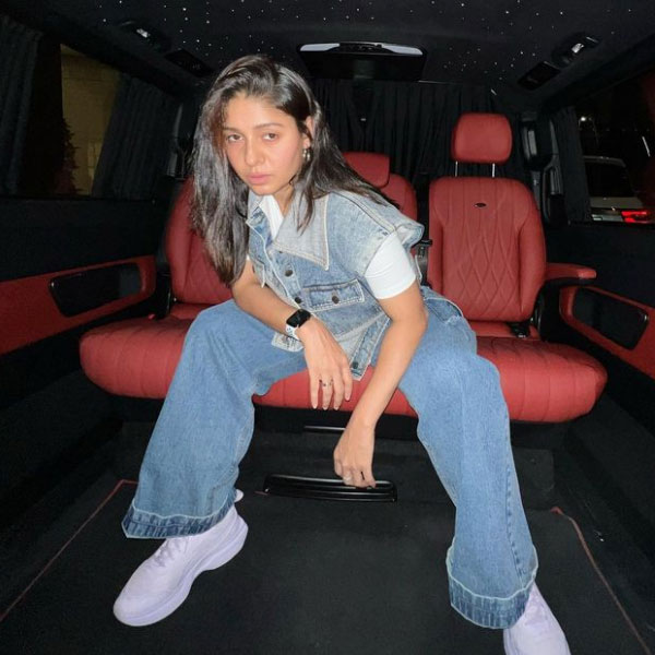 Know all about the Indian playback singer Sunidhi Chauhan including her personal life and career