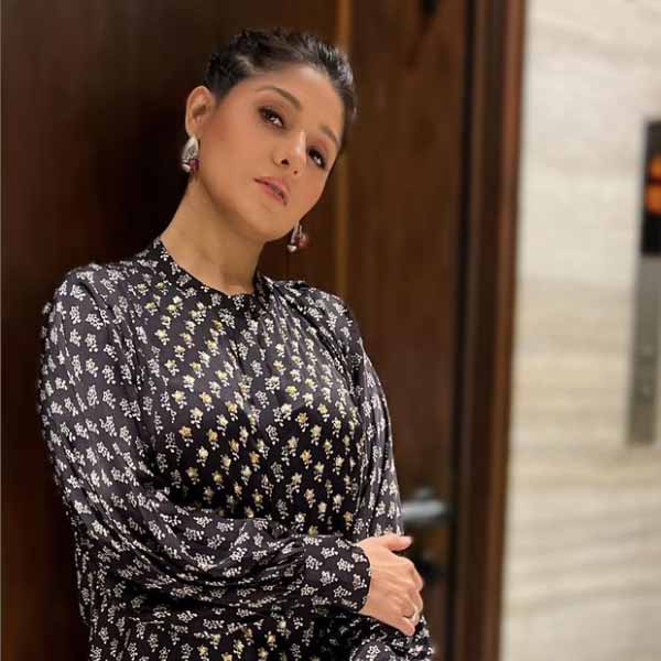 Know all about the Indian playback singer Sunidhi Chauhan including her personal life and career