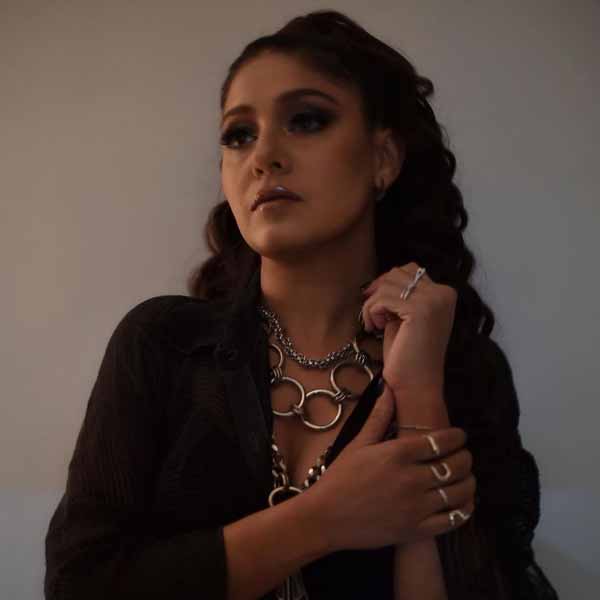 Know all about the Indian playback singer Sunidhi Chauhan including her personal life and career