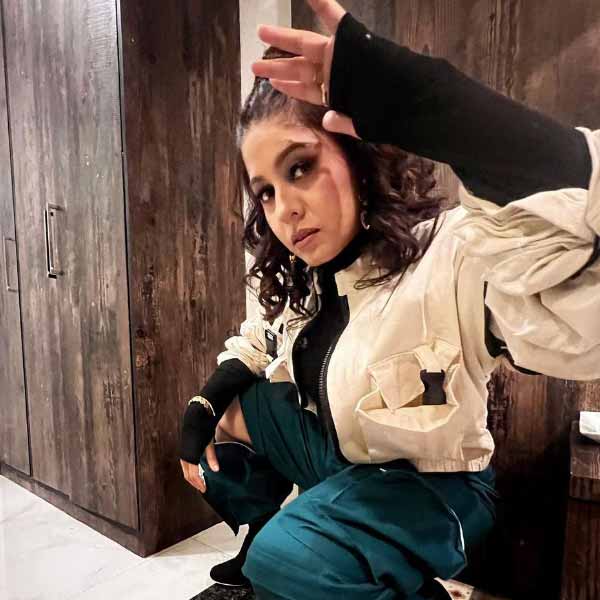 Know all about the Indian playback singer Sunidhi Chauhan including her personal life and career