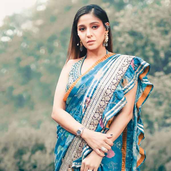 Know all about the Indian playback singer Sunidhi Chauhan including her personal life and career
