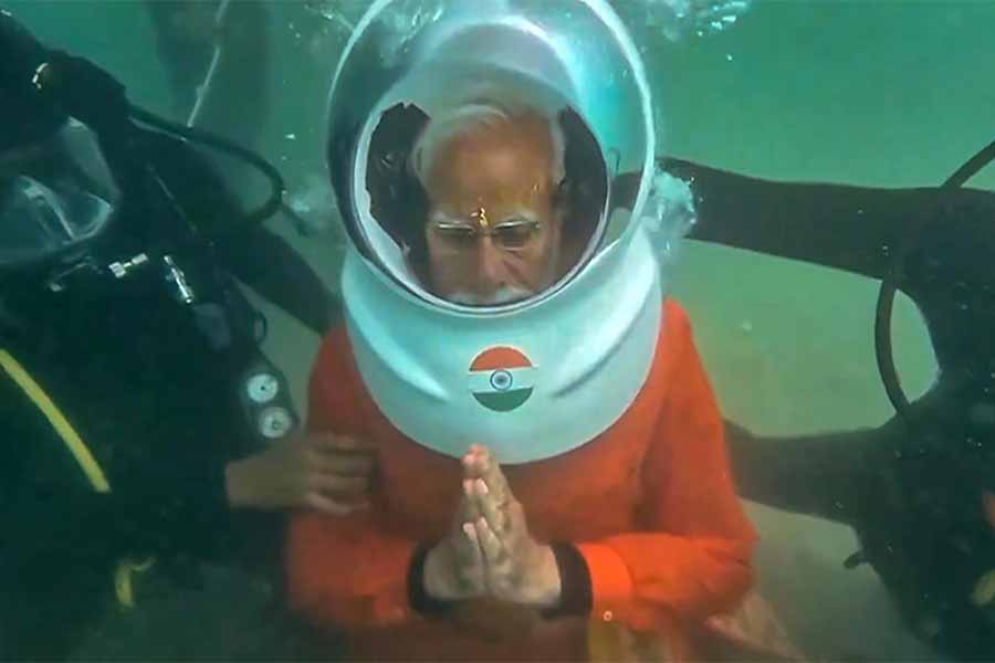মগ্ন: গেরুয়া রঙের স্কুবা ডাইভারের পোশাকে সমুদ্রতলে পূজারত প্রধানমন্ত্রী।