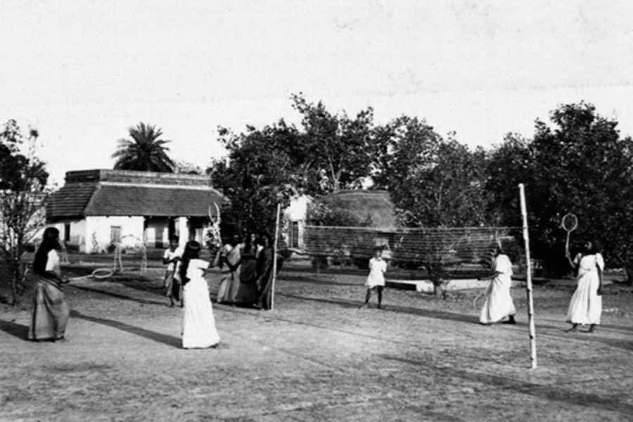 ব্যাডমিন্টন খেলছেন শান্তিনিকেতনের মেয়েরা।