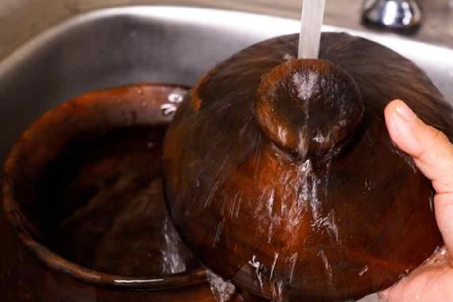 Three simple ways to clean earthen pots and pans at home