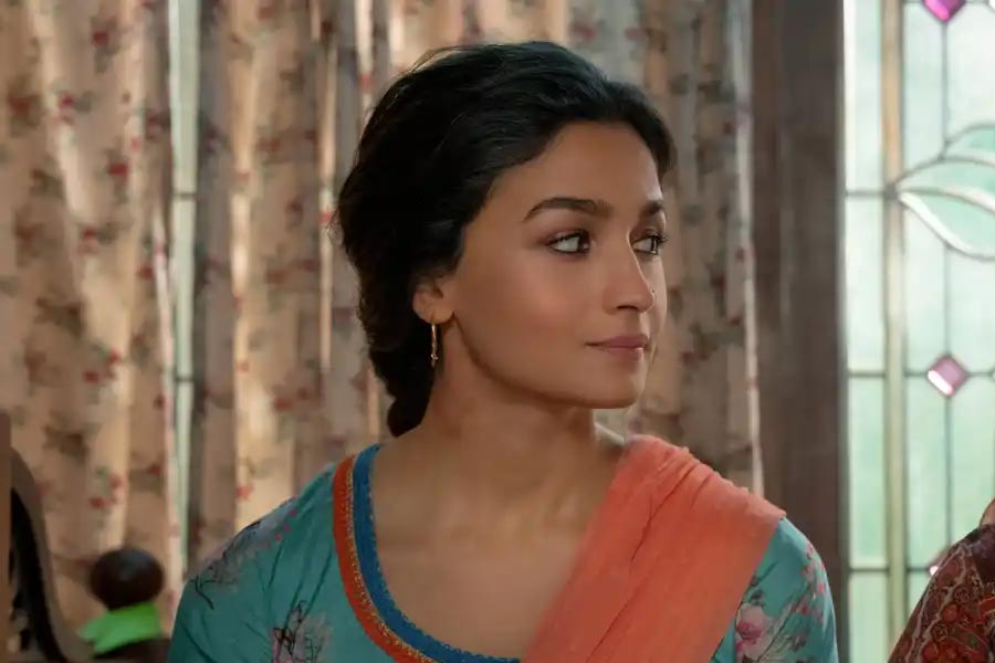 বলিপাড়া সূত্রে খবর, ‘ডার্লিংস’ ছবিতে অভিনয় করে বিজয়ের চেয়ে ১৫ গুণ বেশি উপার্জন করেছেন আলিয়া।