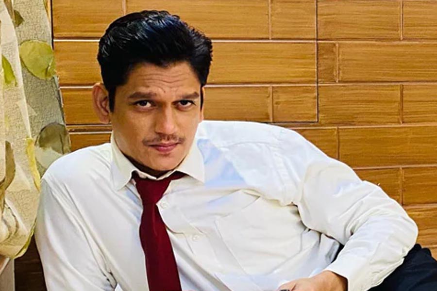 শোনা যায়, ‘ডার্লিংস’ ছবিতে অভিনয় করে ৮৫ লক্ষ টাকা আয় করেন বিজয়। অন্য দিকে এই ছবিতে অভিনয় করে আলিয়ার উপার্জন ১৫ কোটি টাকা।