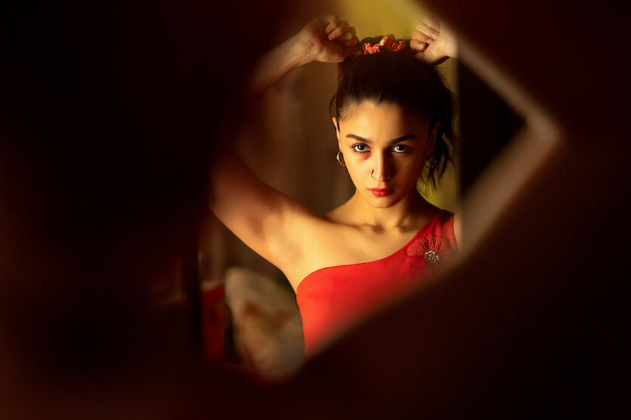 শুধুমাত্র ‘ডার্লিংস’ নয়, অন্য একটি হিন্দি ছবিতে অভিনয় করেও সহ-অভিনেতার চেয়ে বেশি উপার্জন করেছেন আলিয়া।