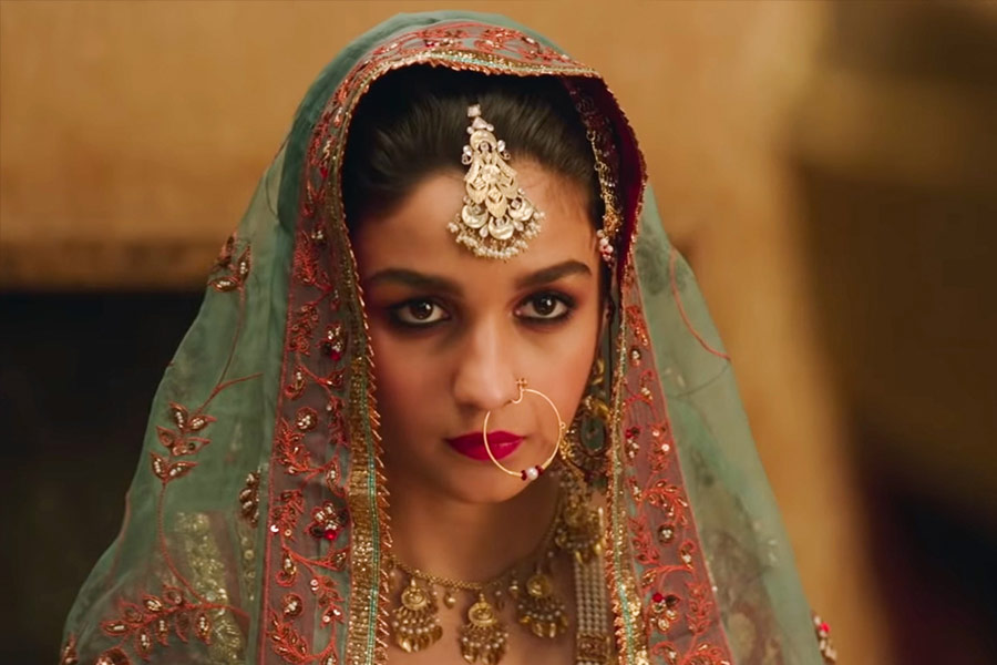 ২০১৮ সালের মে মাসে প্রেক্ষাগৃহে মুক্তি পায় ‘রাজ়ি’। মেঘনা গুলজ়ার পরিচালিত এই ছবিতে মুখ্যচরিত্রে অভিনয় করেন ভিকি কৌশল এবং আলিয়া।