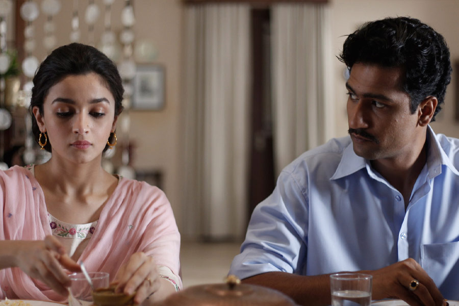 বলিপাড়া সূত্রে খবর, ‘রাজি’ ছবিতে অভিনয় করে ভিকি তিন থেকে চার কোটি টাকা পারিশ্রমিক পেয়েছিলেন। কিন্তু ভিকির চেয়ে আলিয়া প্রায় তিন গুণ আয় করেন।