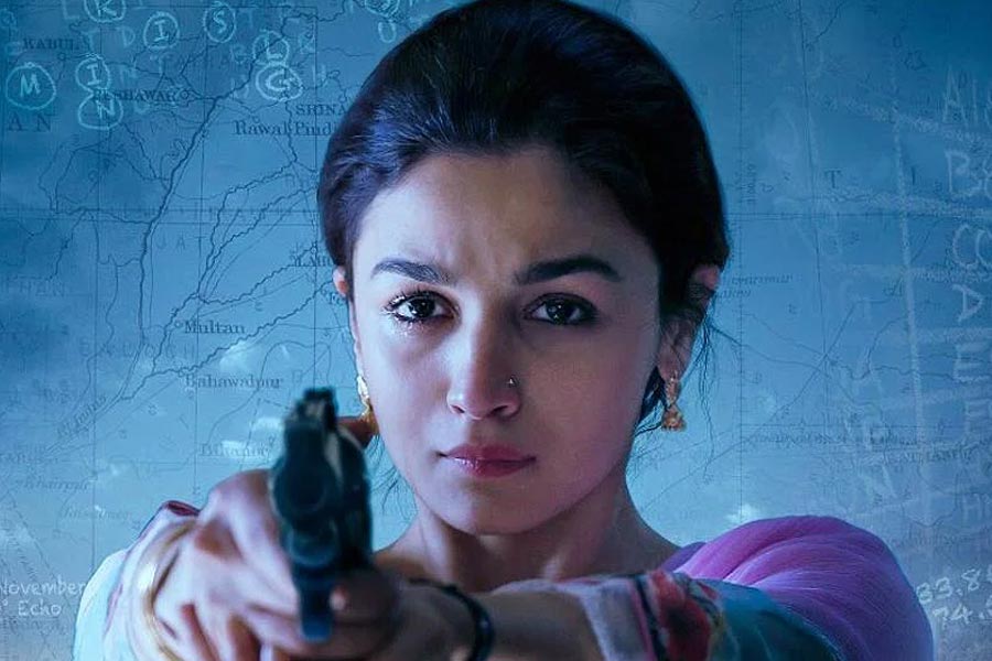 ‘রাজ়ি’ ছবিতে অভিনয় করে আলিয়া ১০ কোটি টাকা উপার্জন করেন বলে বলিপাড়া সূত্রে খবর।