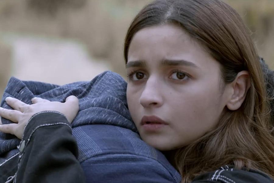 মহেশ ভট্টের পরিচালনায় ২০২০ সালে মুক্তি পায় ‘সড়ক ২’। সঞ্জয় দত্ত, পূজা ভট্টের পাশাপাশি এই ছবিতে অভিনয় করেন আলিয়া এবং আদিত্য রায় কপূর। বলিপাড়ার একাংশের দাবি, এই ছবিতে অভিনয় করে আদিত্যের চেয়ে বেশি পারিশ্রমিক পেয়েছিলেন আলিয়া।