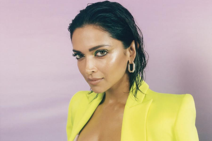 বর্তমানে সর্বোচ্চ উপার্জনকারী অভিনেত্রীদের তালিকায় নাম রয়েছে দীপিকা পাড়ুকোনের। বলিপাড়া সূত্রে খবর, একটি হিন্দি ছবিতে অভিনয় করে সহ-অভিনেতার চেয়ে অধিক আয় করেছেন বলি নায়িকা।