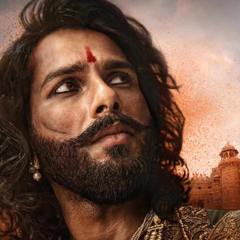 বলিপাড়া সূত্রে খবর, ‘পদ্মাবত’ ছবিতে অভিনয় করে ছ’কোটি টাকা আয় করেন শাহিদ। রণবীরের আয় ছিল শাহিদের চেয়ে বেশি। বলিপাড়ার একাংশের দাবি, ‘পদ্মাবত’ ছবিতে অভিনয় করে ১০ কোটি টাকা পারিশ্রমিক পান রণবীর।