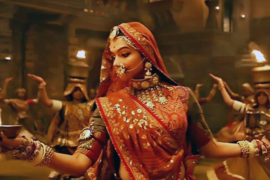 বলিপাড়ার অধিকাংশের দাবি, ‘পদ্মাবত’ ছবিতে অভিনয় করে ১৩ কোটি টাকা উপার্জন করেন দীপিকা।