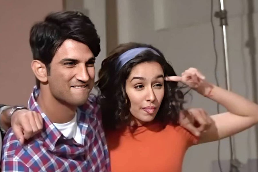 বলিপাড়ায় কানাঘুষো শোনা যায়, ‘ছিঁচোড়ে’ ছবিতে অভিনয় করে সুশান্তের চেয়ে অধিক আয় করেন শ্রদ্ধা। বলিপাড়ার একাংশের দাবি, এই ছবিতে অভিনয় করে পাঁচ থেকে সাত কোটি টাকা আয় করেন সুশান্ত। কিন্তু শ্রদ্ধার পারিশ্রমিক তার চেয়েও বেশি বলে দাবি করেন বলিপাড়ার একাংশ।