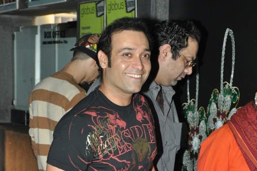 কানাঘুষো শোনা যায়, ফুটপাথে আট জন ঘুমিয়ে ছিলেন। সেই সময় গাড়ি চালিয়ে ফুটপাথে উঠে যান পুরু। এই দুর্ঘটনায় প্রাণ হারান তিন জন। তদন্তে নেমে জানা যায়, মত্ত অবস্থায় গাড়ি চালাচ্ছিলেন তারকা-পুত্র। গ্রেফতার করা হয় পুরুকে।