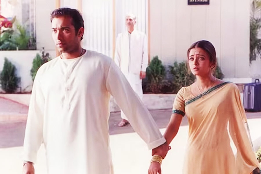 কেরিয়ারের প্রথম ছবি ব্যর্থ হওয়ার পর চার বছর বেকার বসে ছিলেন পুরু। এর পর ২০০০ সালে মুক্তি পাওয়া ‘হমারা দিল আপকে পাস হ্যায়’ ছবিতে অভিনয়ের সুযোগ পান পুরু।