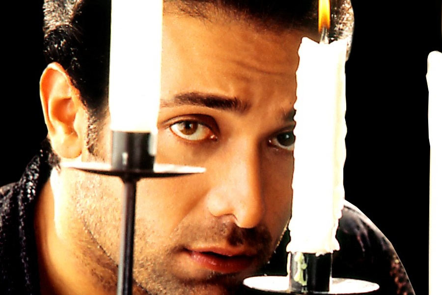 ২০১৪ সালের পর আর বড় পর্দায় দেখা যায়নি পুরুকে। সলমন, অজয়, ঐশ্বর্যা এবং করিশ্মার পাশাপাশি মিঠুন চক্রবর্তী, রাজ বব্বর, নানা পটেকর, সঞ্জয় দত্ত, হৃতিক রোশন এবং অভিষেক বচ্চনের মতো তারকাদের সঙ্গে অভিনয় করেও বর্তমানে অভিনয়জগৎ থেকে দূরে রয়েছেন তিনি।