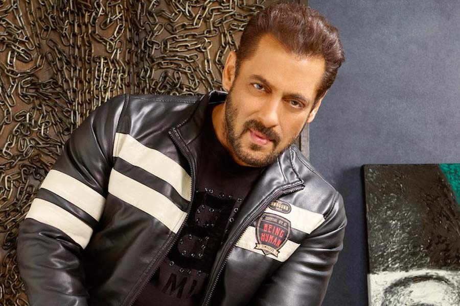 সলমন খান। বলিপাড়ার ‘ভাইজান’। ভাগ্যশ্রী, নাগমা, আয়েশা ঝুলকা, রবিনা টন্ডন, ভূমিকা চাওলা থেকে শুরু করে সোনাক্ষী সিন‌্‌হা, জ়ারিন খান, ডেসি শাহের মতো অভিনেত্রীরা সলমনের সঙ্গে বা হাত ধরে বলিপাড়ায় আত্মপ্রকাশ করেন।