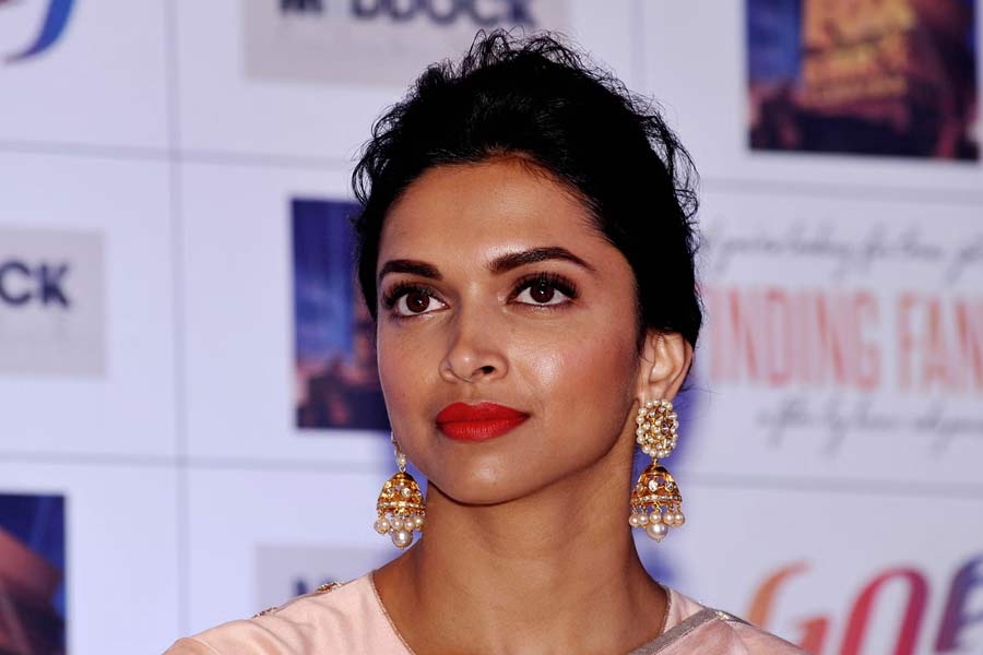 বলিপাড়া সূত্রে খবর, ‘সুলতান’ ছবিতে অভিনয়ের জন্য দীপিকাকে প্রস্তাব দেন ছবিনির্মাতারা। কিন্তু এই ছবিতে দীপিকাকে যে চরিত্রে অভিনয়ের প্রস্তাব দেওয়া হয় তা পছন্দ হয়নি অভিনেত্রীর।