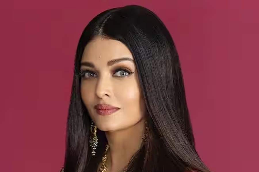 ঐশ্বর্যা রাই বচ্চনের সঙ্গে সলমনের সম্পর্ক নিয়ে বলিপাড়ায় কম বিতর্ক হয়নি। সলমনের বিরুদ্ধে ঐশ্বর্যার অভিযোগ, অভিনেত্রীর উপর শারীরিক এবং মানসিক নির্যাতন করতেন সলমন। সেই কারণেই সম্পর্কে ইতি টানেন ঐশ্বর্যা। একই কারণে সলমনের সঙ্গে অন্য কোনও ছবিতে কাজও করতে চাননি অভিনেত্রী।