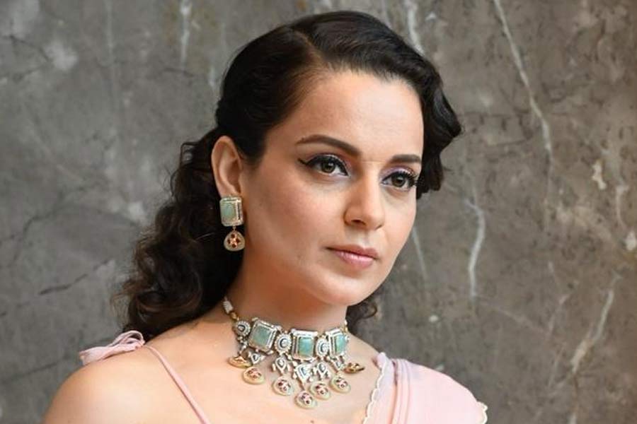 বলিপাড়ায় কানাঘুষো শোনা যায়, ‘বজরঙ্গি ভাইজান’ ছবিতে অভিনয়ের জন্য প্রথমে পছন্দ করা হয় বলি অভিনেত্রী কঙ্গনা রানাউতকে। কঙ্গনা কোনও এক অজানা কারণে এই ছবিতে অভিনয়ের প্রস্তাব ফিরিয়ে দেন।