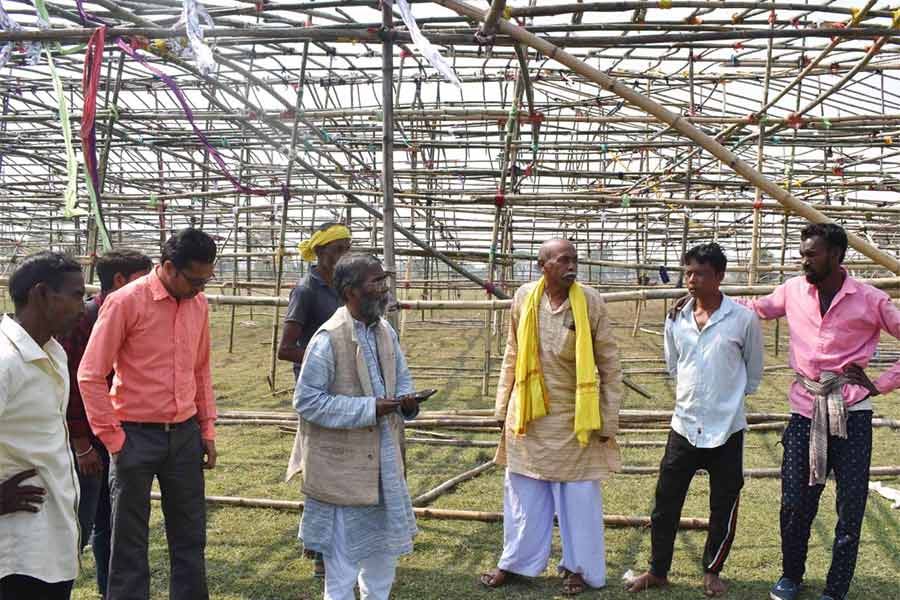 পুরুলিয়া ২য়-ব্লকের হুলহুলি(ছররা ভাঙরা এরোড্রাম)এলাকায় আদিবাসী কুড়মি সমাজের মহা সম্মলনের প্রস্তুতি কাজে ব্যস্ত অজিত মাহাতো।