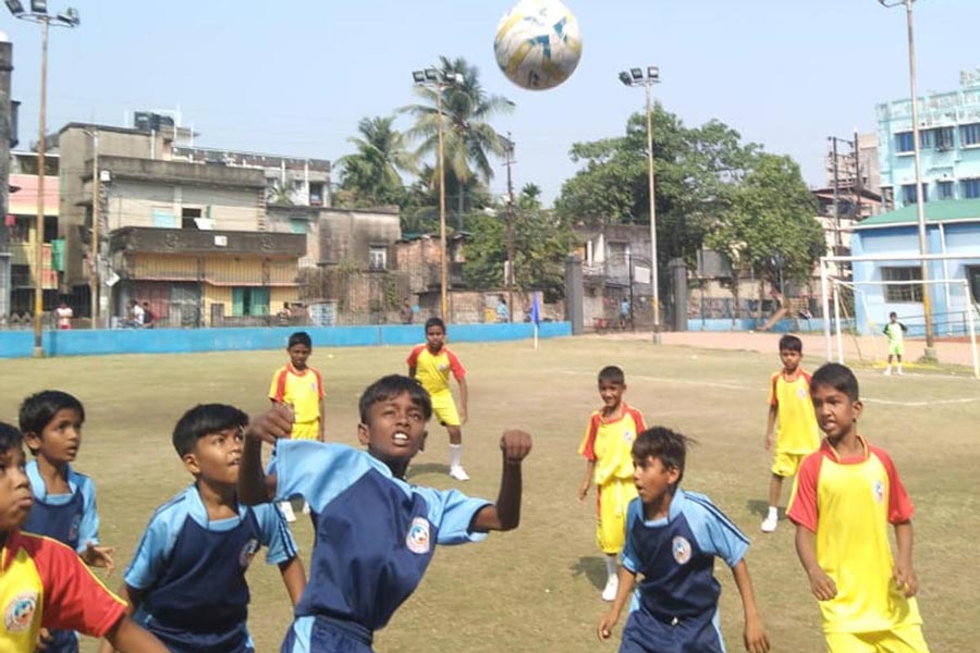 মগ্ন: ফুটবল খেলছে দক্ষিণ কলকাতার চতুর্দশ চক্রের অধীনে থাকা বিভিন্ন প্রাথমিক স্কুলের পড়ুয়ারা।